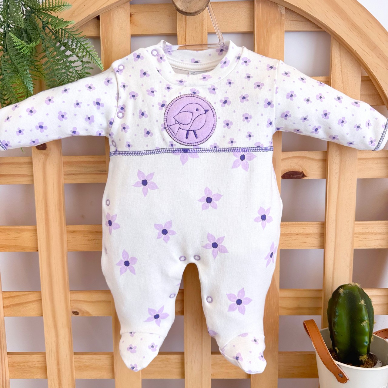 Macacão Malha Trape Zape - Passarinha - Off White e Lilás